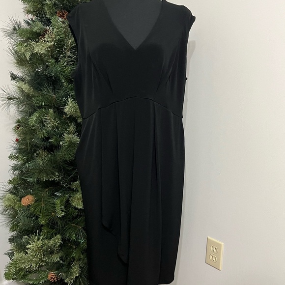 Elegant Black Dress with Pockets - Picture 1 of 9